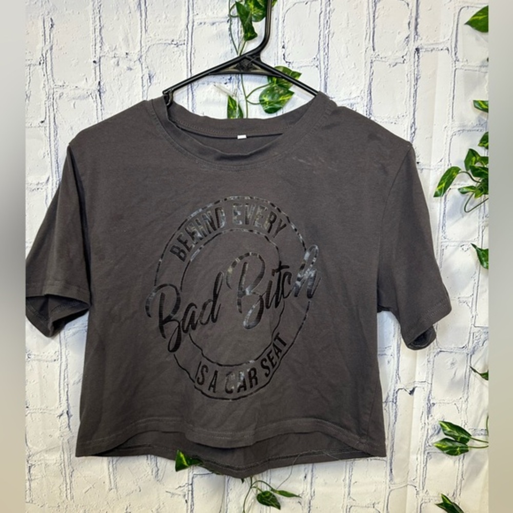 MEDIUM CROP TOP "BEHIND EVERY BAD B IS A CAR‎ SEAT"